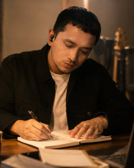 Sal Priadi tampil membawakan lagu dengan ekspresi penuh penghayatan di atas panggung