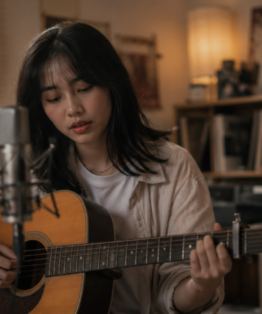 Review Lagu Satu-Satu menampilkan Idgitaf saat membawakan lagu dengan suasana panggung yang hangat dan emosional.