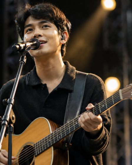 Nadhif Basalamah saat tampil membawakan lagu di atas panggung dengan suasana konser yang hangat.