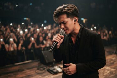 Fabio Asher penyanyi Indonesia saat membawakan lagu patah hati di atas panggung.