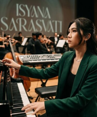Isyana Sarasvati tampil memainkan piano saat konser musik dengan karakter musikal yang khas.