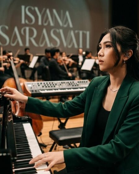 Isyana Sarasvati tampil memainkan piano saat konser musik dengan karakter musikal yang khas.