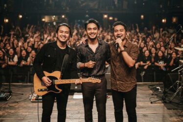 RAN tampil membawakan lagu di atas panggung konser dengan tata cahaya profesional dan antusiasme penonton.