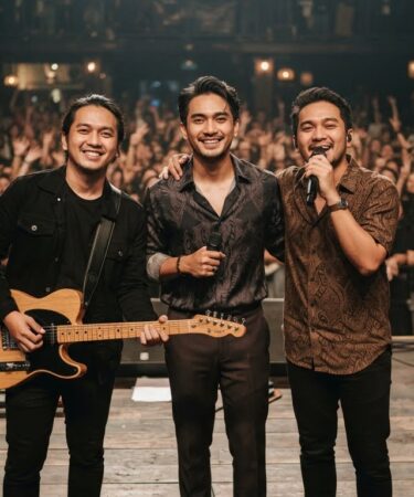 RAN tampil membawakan lagu di atas panggung konser dengan tata cahaya profesional dan antusiasme penonton.