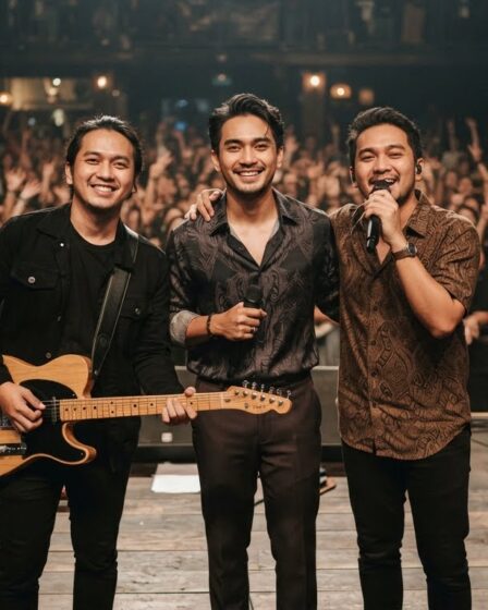 RAN tampil membawakan lagu di atas panggung konser dengan tata cahaya profesional dan antusiasme penonton.