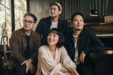 Mocca tampil di atas panggung membawakan lagu dengan nuansa pop indie dan penonton yang antusias