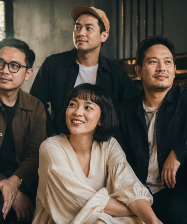 Mocca tampil di atas panggung membawakan lagu dengan nuansa pop indie dan penonton yang antusias