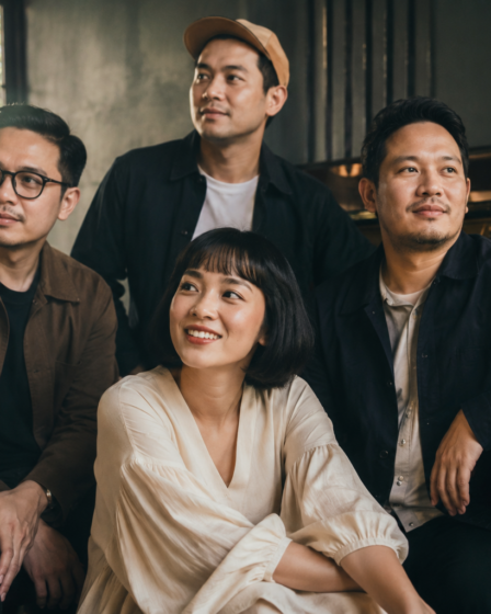Mocca tampil di atas panggung membawakan lagu dengan nuansa pop indie dan penonton yang antusias