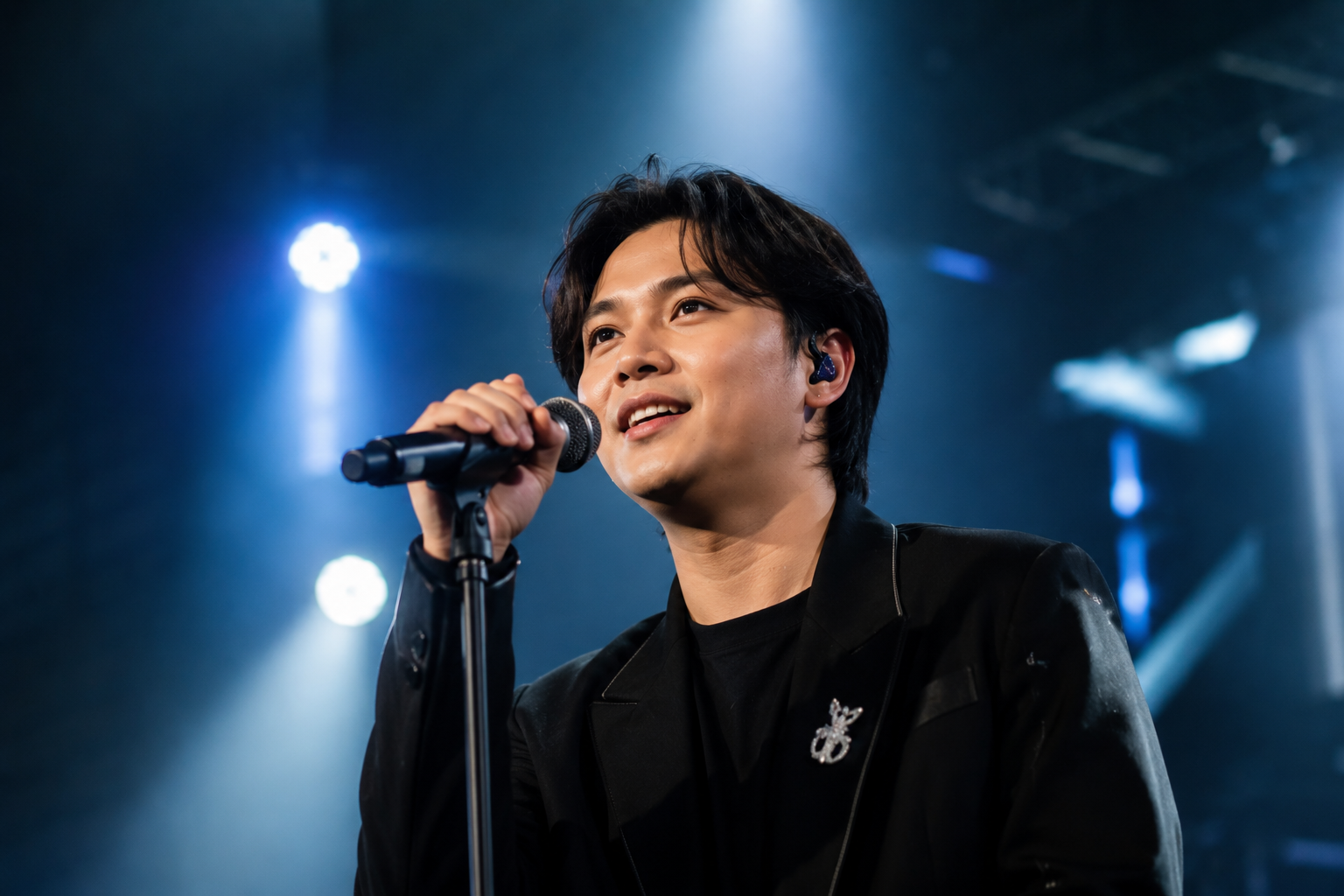 Review Lagu Rizky Febian dengan penampilan di atas panggung konser.