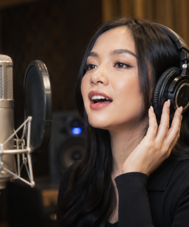 Lyodra membawakan salah satu Lagu Lyodra dalam penampilan di atas panggung.