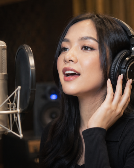 Lyodra membawakan salah satu Lagu Lyodra dalam penampilan di atas panggung.