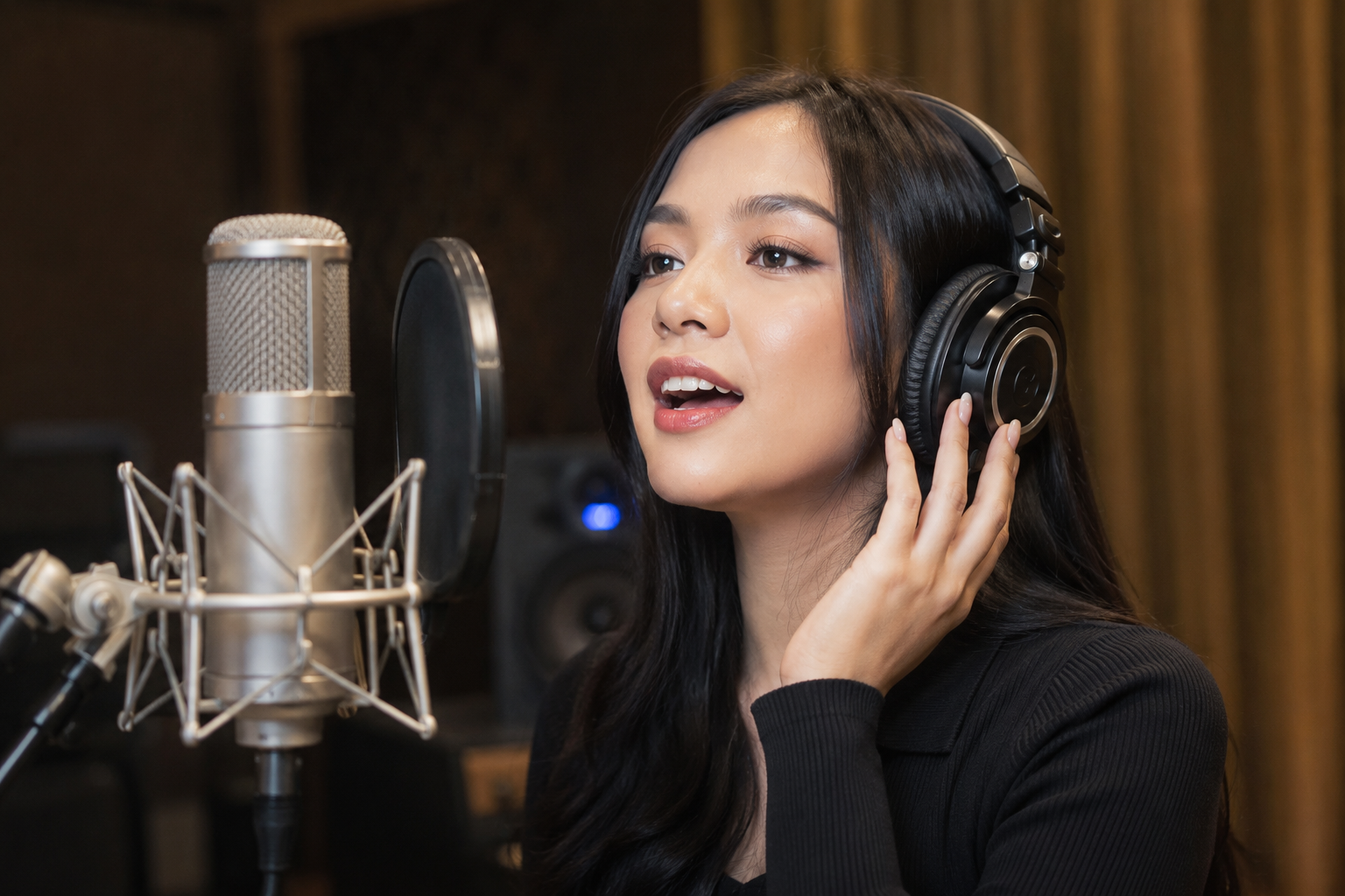 Lyodra membawakan salah satu Lagu Lyodra dalam penampilan di atas panggung.