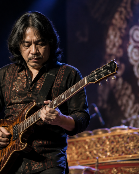 Dewa Budjana memainkan gitar elektrik saat tampil di atas panggung konser musik jazz.
