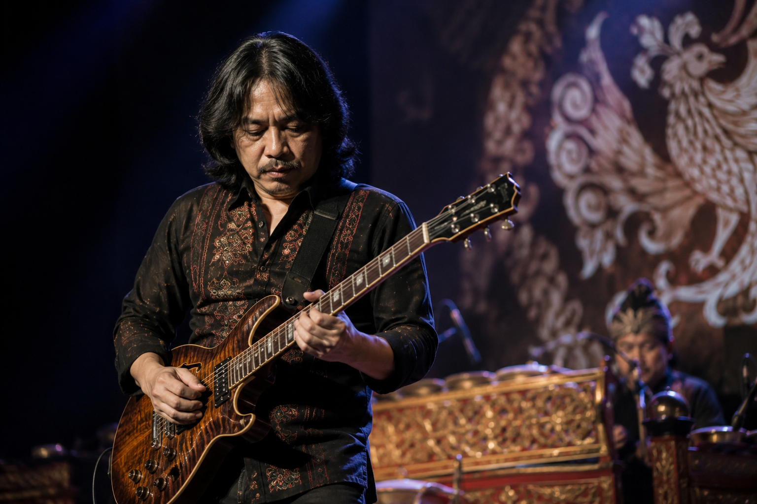 Dewa Budjana memainkan gitar elektrik saat tampil di atas panggung konser musik jazz.