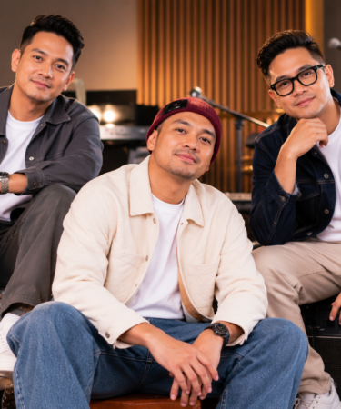 RAN tampil di atas panggung konser dengan formasi Rayi, Asta, dan Nino membawakan lagu di hadapan penonton