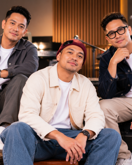RAN tampil di atas panggung konser dengan formasi Rayi, Asta, dan Nino membawakan lagu di hadapan penonton