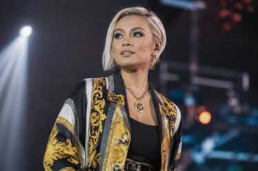 Agnez Mo tampil di atas panggung konser internasional dengan penampilan energik dan tata cahaya modern