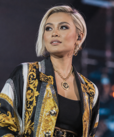 Agnez Mo tampil di atas panggung konser internasional dengan penampilan energik dan tata cahaya modern