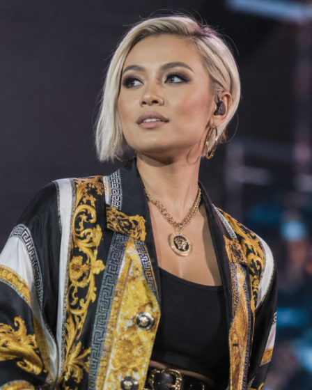 Agnez Mo tampil di atas panggung konser internasional dengan penampilan energik dan tata cahaya modern
