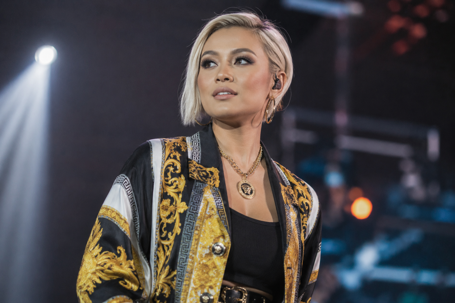 Agnez Mo tampil di atas panggung konser internasional dengan penampilan energik dan tata cahaya modern