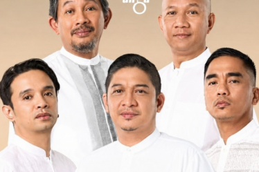 Ungu Band Pop Religi saat tampil membawakan lagu di atas panggung konser dengan formasi band lengkap