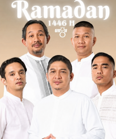 Ungu Band Pop Religi saat tampil membawakan lagu di atas panggung konser dengan formasi band lengkap