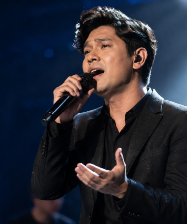 Cakra Khan tampil di atas panggung membawakan lagu dengan karakter vokal khas di hadapan para penonton.