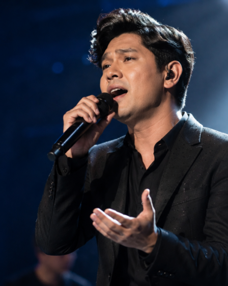 Cakra Khan tampil di atas panggung membawakan lagu dengan karakter vokal khas di hadapan para penonton.