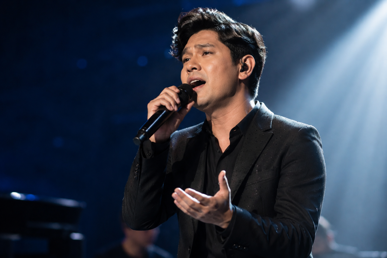 Cakra Khan tampil di atas panggung membawakan lagu dengan karakter vokal khas di hadapan para penonton.