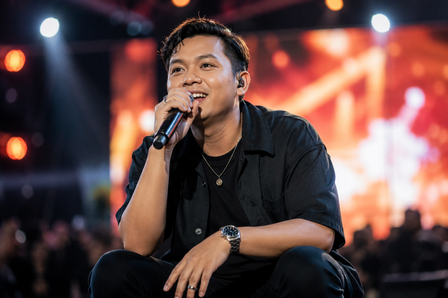 Denny Caknan tampil di atas panggung membawakan lagu Pop Jawa di hadapan ribuan penonton