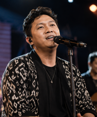 Denny Caknan tampil membawakan lagu Pop Jawa di atas panggung konser