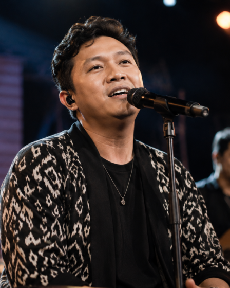 Denny Caknan tampil membawakan lagu Pop Jawa di atas panggung konser