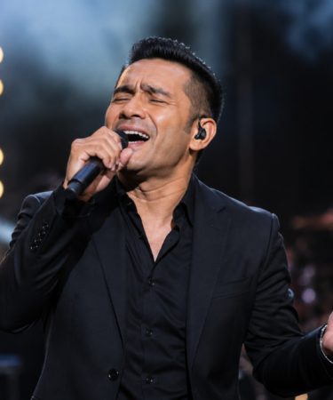 Judika tampil membawakan lagu di atas panggung konser musik Indonesia