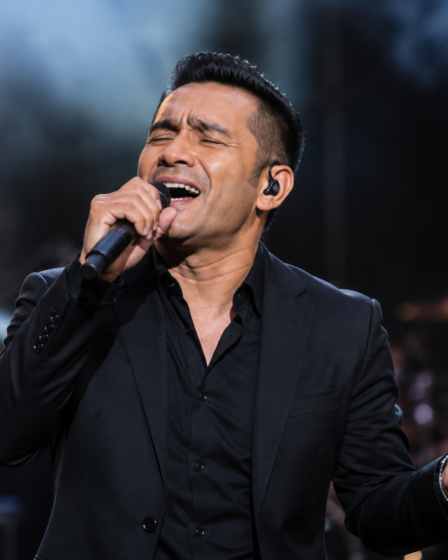 Judika tampil membawakan lagu di atas panggung konser musik Indonesia