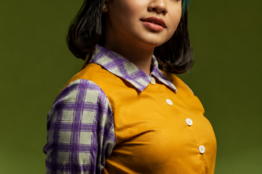 Idgitaf tampil membawakan lagu di atas panggung dengan penampilan sederhana dan penuh ekspresi.