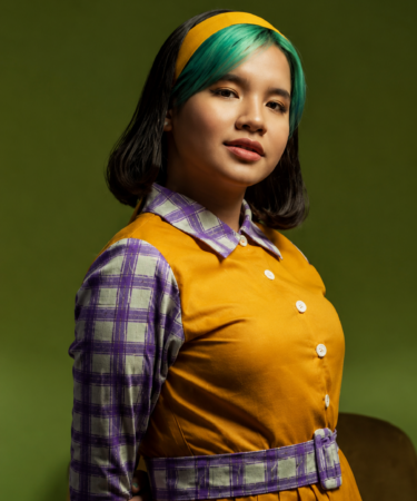 Idgitaf tampil membawakan lagu di atas panggung dengan penampilan sederhana dan penuh ekspresi.