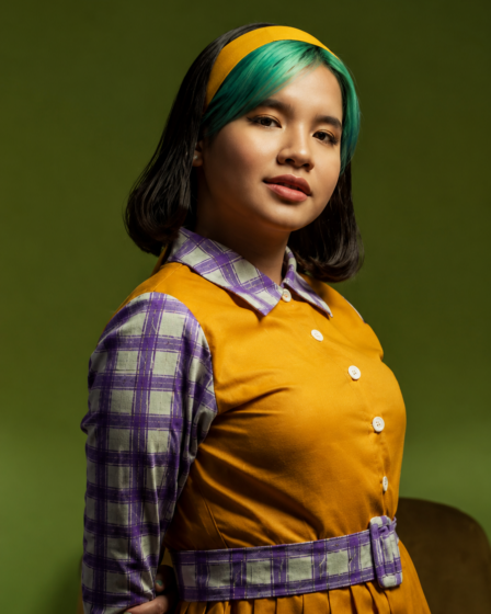 Idgitaf tampil membawakan lagu di atas panggung dengan penampilan sederhana dan penuh ekspresi.