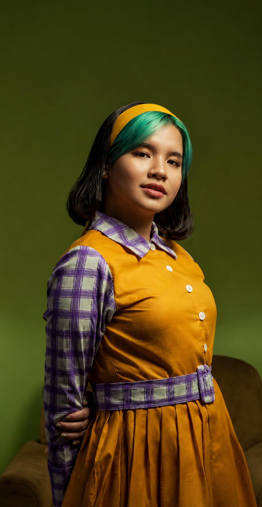 Idgitaf tampil membawakan lagu di atas panggung dengan penampilan sederhana dan penuh ekspresi.