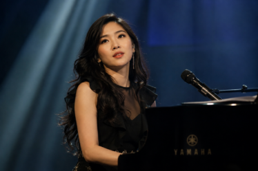 Isyana Sarasvati merupakan musisi multitalenta Indonesia yang dikenal sebagai penyanyi, penulis lagu, dan komponis dengan prestasi hingga tingkat internasional.