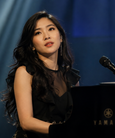 Isyana Sarasvati merupakan musisi multitalenta Indonesia yang dikenal sebagai penyanyi, penulis lagu, dan komponis dengan prestasi hingga tingkat internasional.