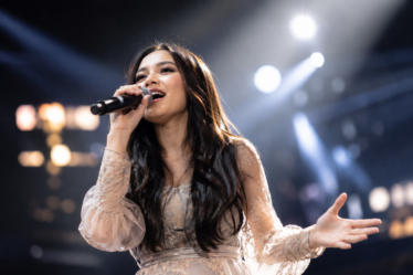 Mahalini tampil membawakan lagu di atas panggung dengan karakter vokal khas yang membuatnya dikenal sebagai penyanyi pop Indonesia.