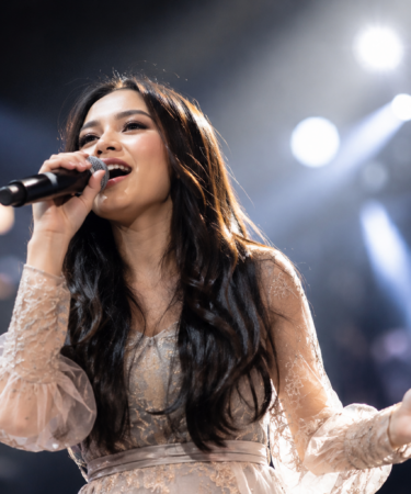 Mahalini tampil membawakan lagu di atas panggung dengan karakter vokal khas yang membuatnya dikenal sebagai penyanyi pop Indonesia.