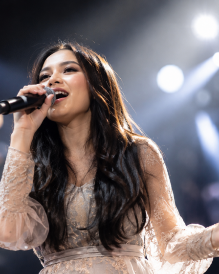 Mahalini tampil membawakan lagu di atas panggung dengan karakter vokal khas yang membuatnya dikenal sebagai penyanyi pop Indonesia.