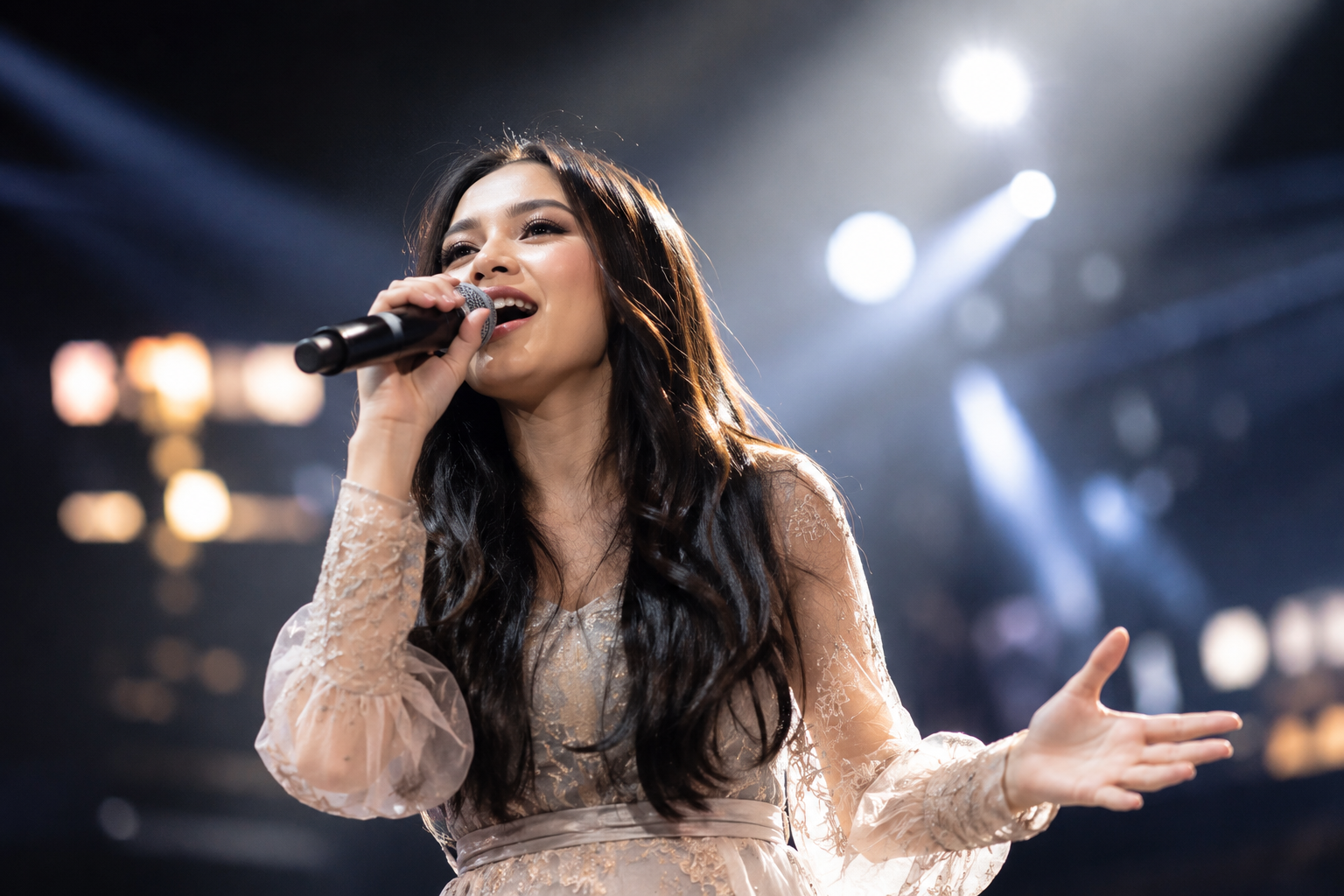 Mahalini tampil membawakan lagu di atas panggung dengan karakter vokal khas yang membuatnya dikenal sebagai penyanyi pop Indonesia.