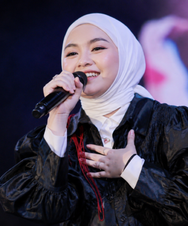 Salma Salsabil penyanyi Indonesia dalam perjalanan karier musik dan lagu populernya