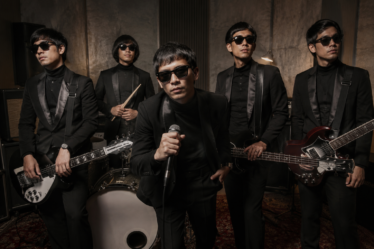 The Changcuters tampil energik di atas panggung konser musik rock Indonesia