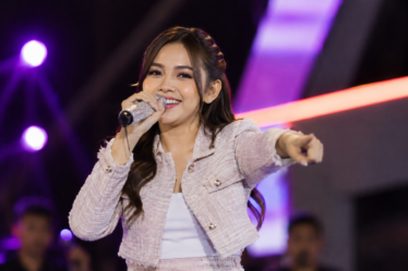 Happy Asmara dikenal sebagai penyanyi dangdut modern Indonesia yang memiliki karakter vokal khas dan konsisten menghadirkan karya populer.