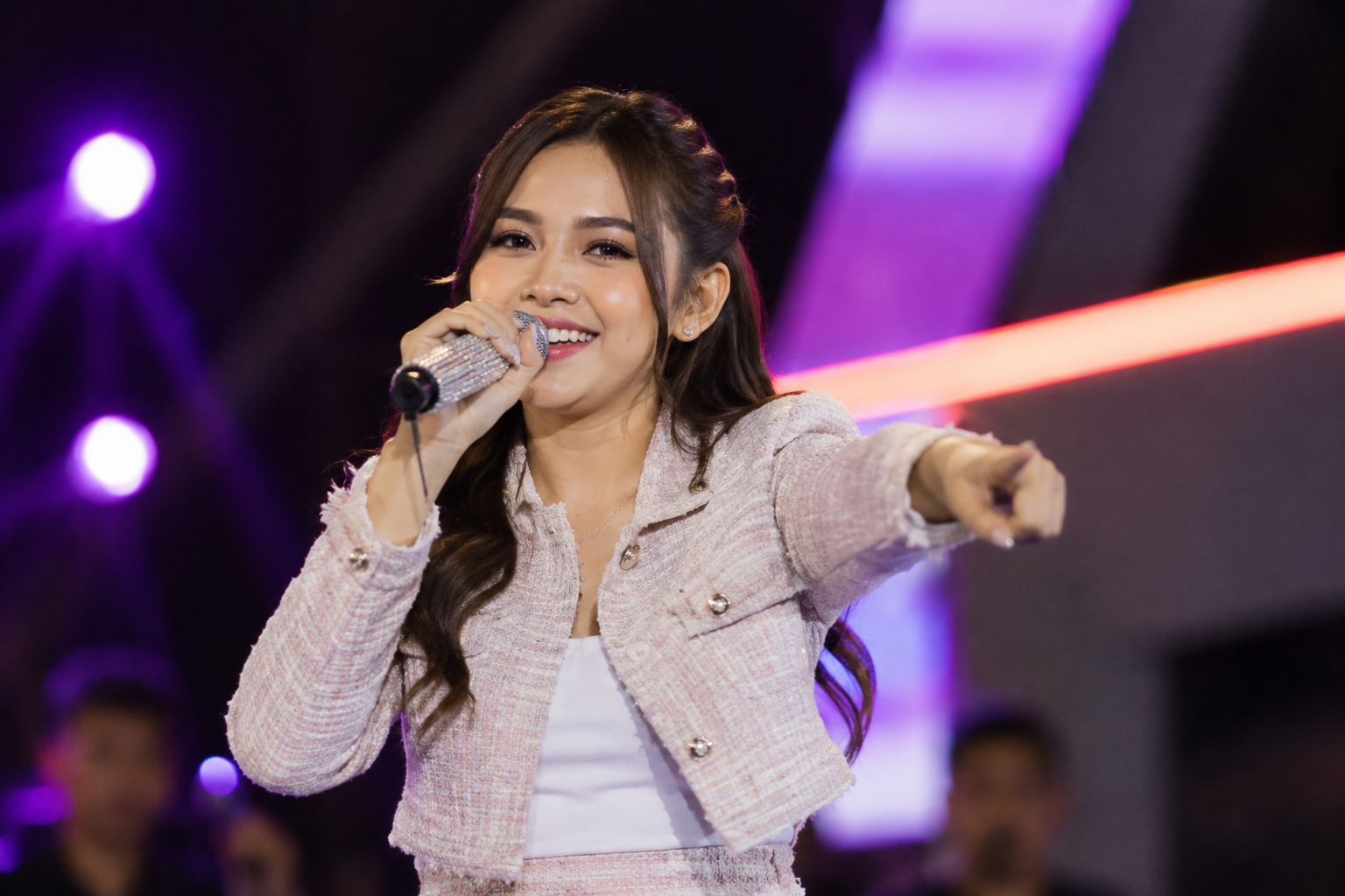 Happy Asmara dikenal sebagai penyanyi dangdut modern Indonesia yang memiliki karakter vokal khas dan konsisten menghadirkan karya populer.