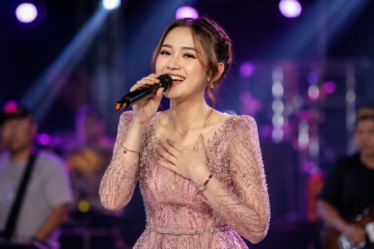 Happy Asmara tampil membawakan lagu di atas panggung konser musik dangdut Indonesia