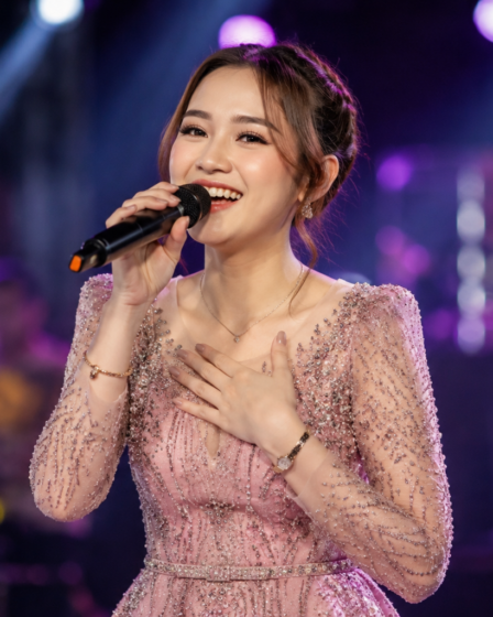 Happy Asmara tampil membawakan lagu di atas panggung konser musik dangdut Indonesia